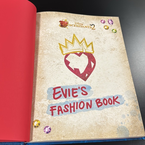 Disney Descendants 2: Evie’s Fashion Book - Hardcover Book - Picture 5 of 9
